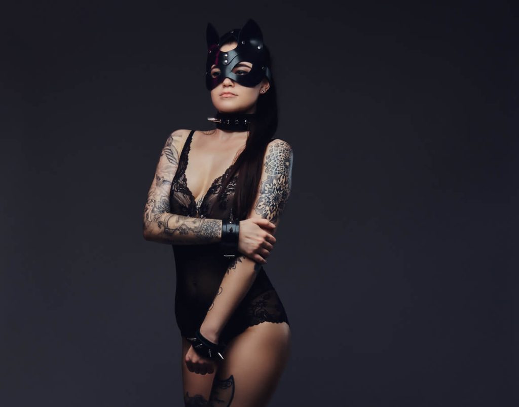 escort woman from detroit wearing a black lingerie and masks