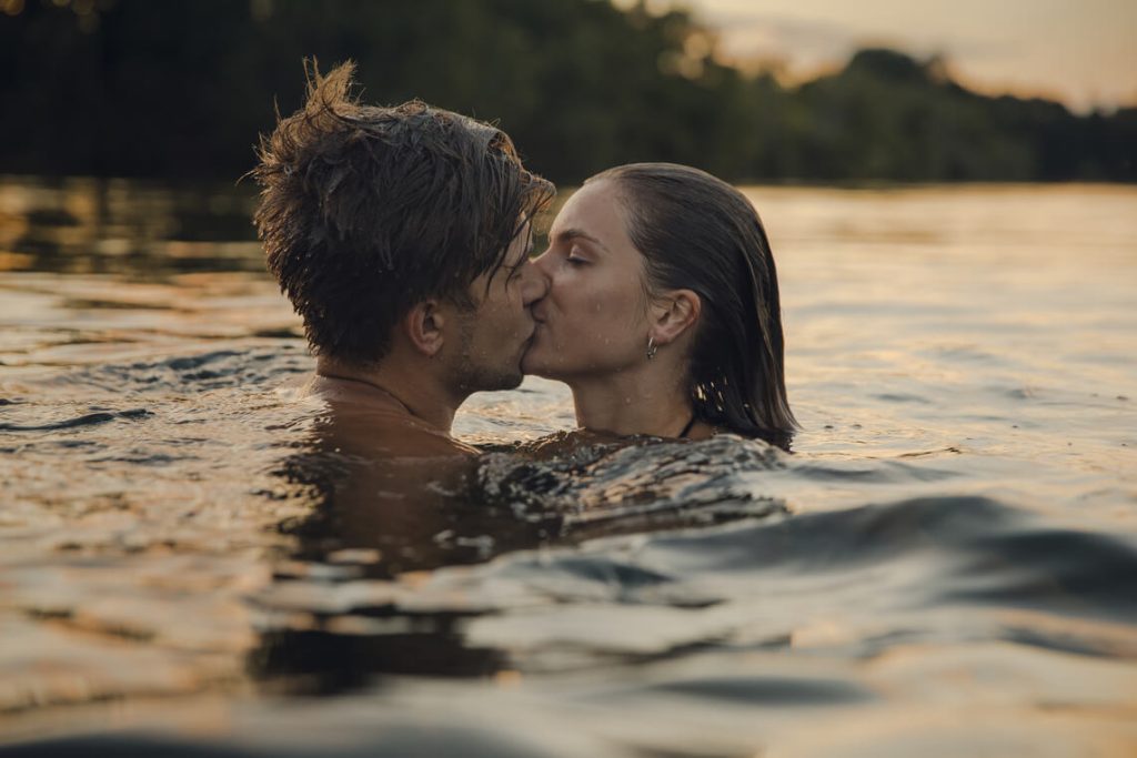 indianapolis couples torridly kissing during the day in a lake