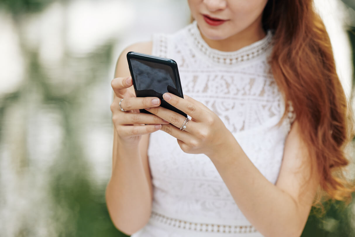 a woman using her mobile phone and browsing some profiles in tinder
